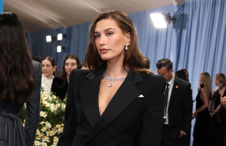 La marque d’Hailey Bieber rachetée pour 1 milliard de dollars : pourquoi Rhode fascine autant ?