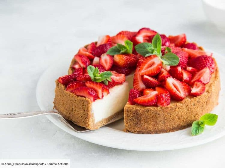 Flemme de faire un fraisier ? Le cheseecake aux fraises vraiment facile (et qui donne trop envie !)