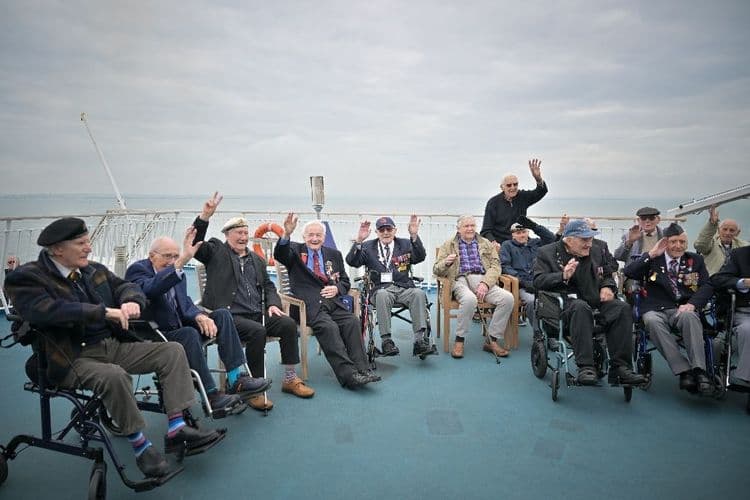 "Ce sont tous des héros", 80 ans après, des vétérans britanniques traversent la Manche sous les acclamations