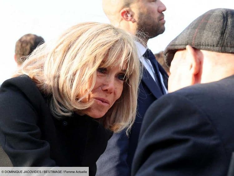 Au summum de l'élégance, Brigitte Macron apparaît dans en look monochrome très chic – et on adore ses chaussures parfaitement assorties
