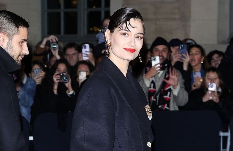 Sans frange mais franchement stylée, Clara Luciani rayonne au défilé Schiaparelli