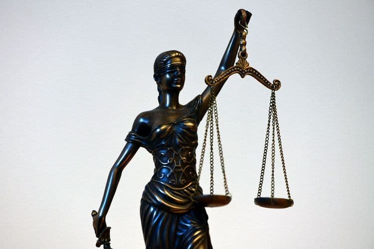 Bébé secoué: condamnée à 12 ans de prison, une nourrice jugée en appel