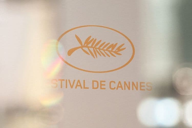 Cannes: la flamme olympique, star des marches