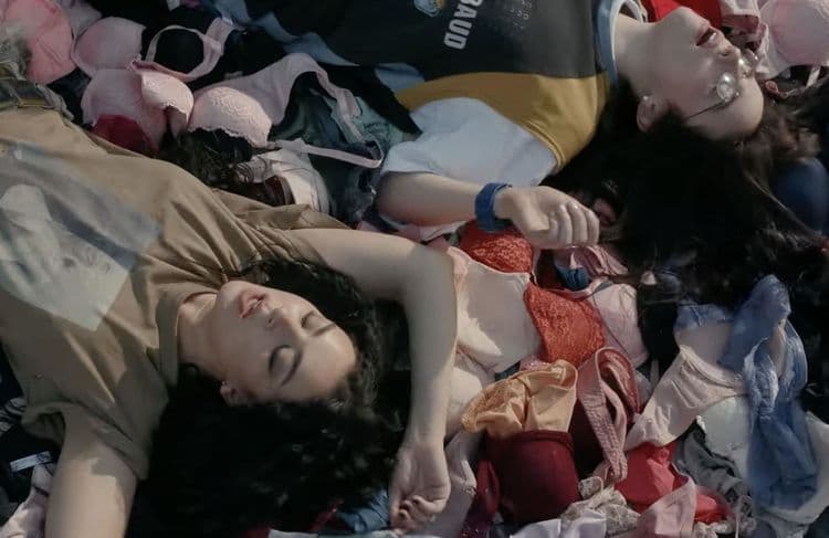Derrière le clip « Guess » de Charli XCX et Billie Eilish, une action pour les victimes de violences conjugales