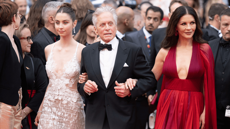 Moment de panique, cette célèbre actrice dévoile un téton sur le tapis rouge de Cannes