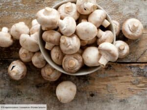 Doit-on éplucher les champignons de Paris ?
