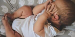 Perce-t-on encore les oreilles des bébés?