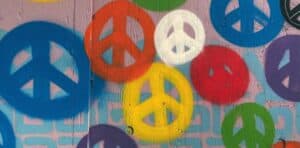 D’où vient le symbole «peace and love»?