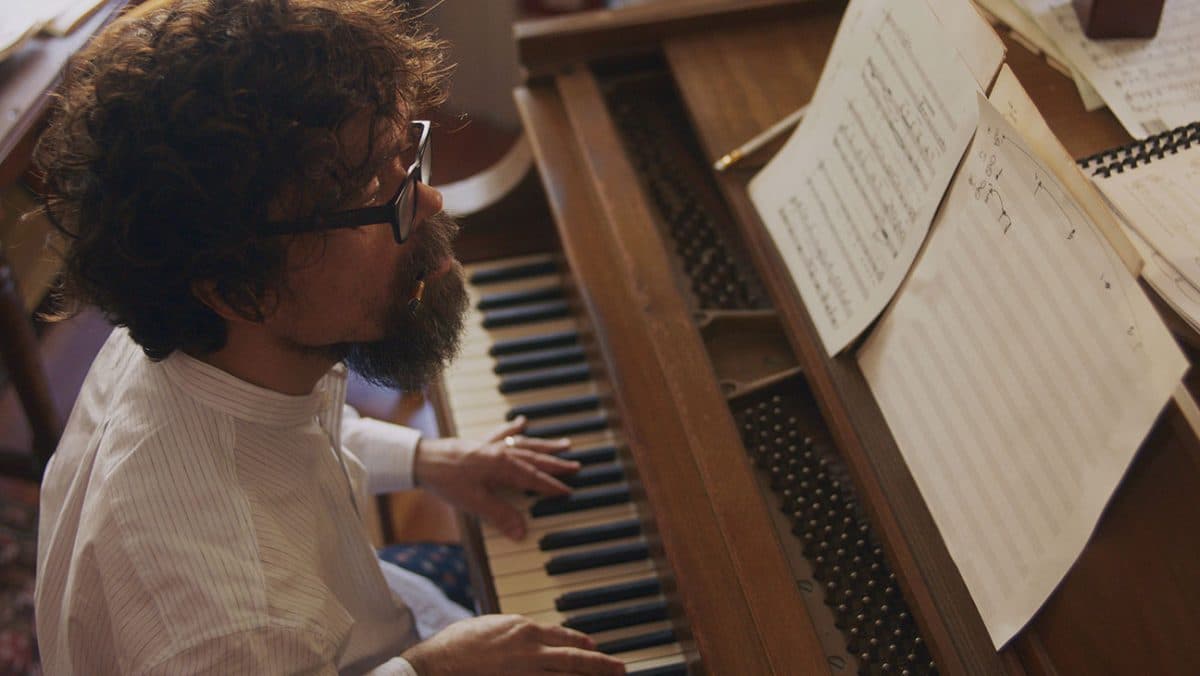 She Came to Me : Peter Dinklage hésite entre Anne Hathaway et Marisa Tomei