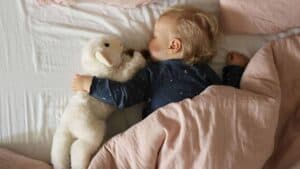 Une pharmacienne partage la liste des jouets que tous les enfants adorent mais qui sont de véritables « nids à poux », regardez !