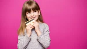Argent : votre enfant (mineur) a-t-il le droit de faire un achat tout seul ?