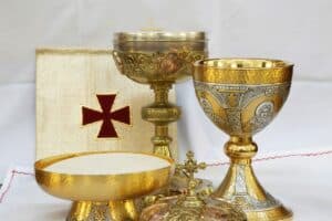 “Boire la calice jusqu’à la lie” : origine et signification de l’expression