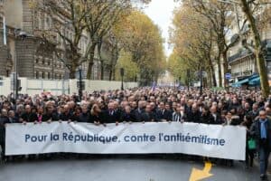 Une foule immense rassemblée à Paris contre l’antisémitisme