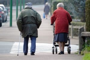 Grand âge: le gouvernement présente ses projets, le secteur partagé