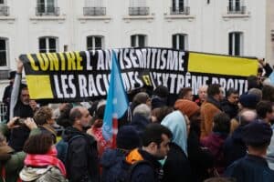 Un rassemblement de LFI contre l’antisémitisme perturbé par des contre-manifestants