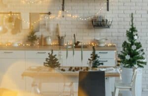 Comment faire tenir une guirlande au mur ?