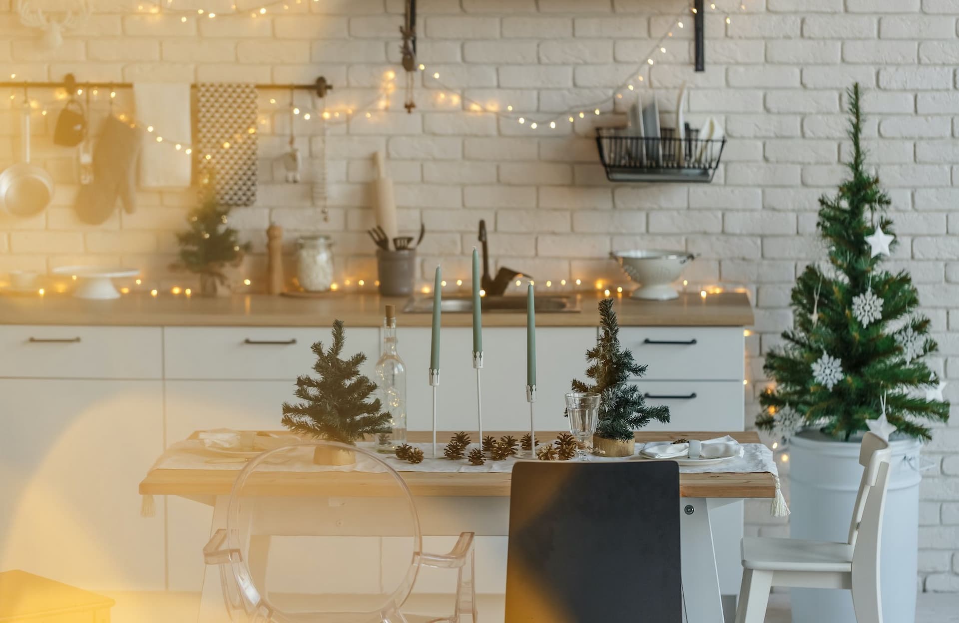 Comment faire tenir une guirlande au mur ?