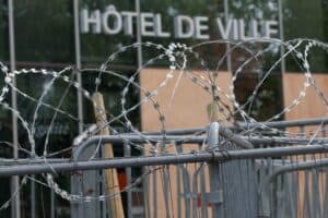 Malgré une nouvelle hausse des agressions, les maires « résistent », selon une enquête