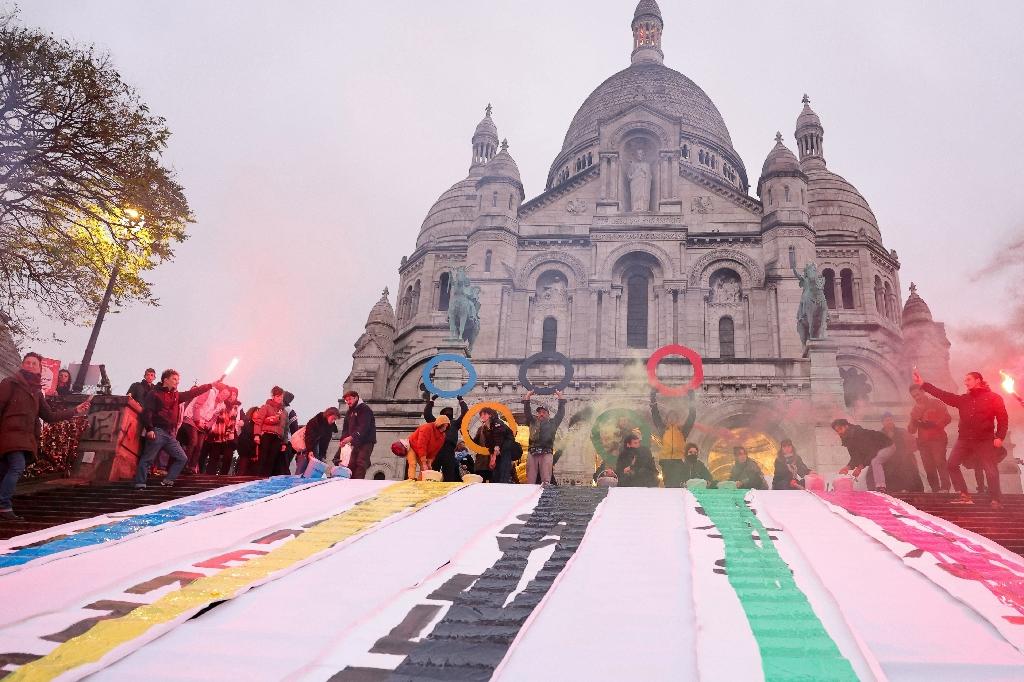 Devant le Sacré-Coeur, des associations font craquer le « vernis » social des JO-2024