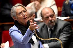 Borne accuse le RN d' »alimenter les polémiques » et de voter contre les mesures antiterroristes
