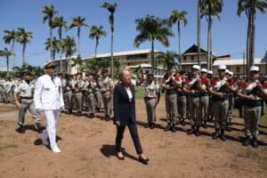 Borne réveillonne avec les militaires en Guyane, loin des rumeurs sur son avenir