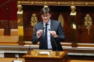 Loi immigration: la réunion députés-sénateurs encalminée, reprise mardi matin