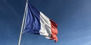 Toute personne née en France devrait être française dès sa naissance