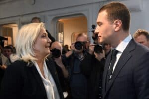 Présidentielle: Marine Le Pen officialise son « ticket » avec Bardella
