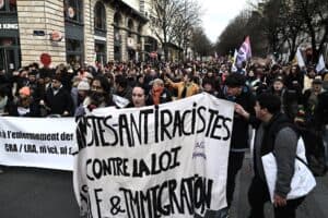 Les opposants à la loi sur l’immigration jettent leurs dernières forces dans la rue