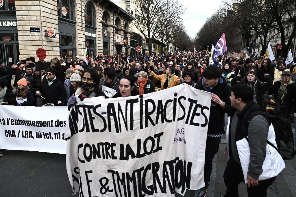 Les opposants à la loi sur l’immigration jettent leurs dernières forces dans la rue