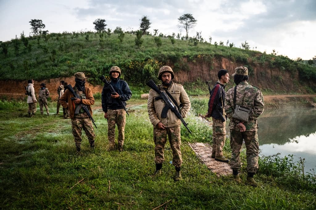 Birmanie: avec les combattants qui tiennent tête à la junte