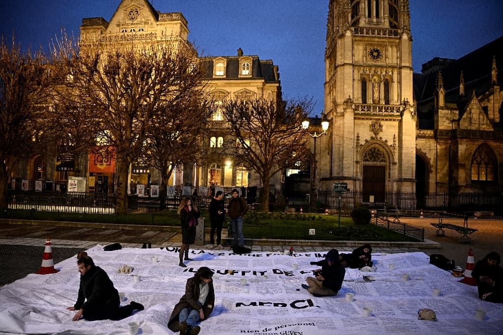 A Paris, un collage géant tiré d’un livre pour protester contre la loi immigration