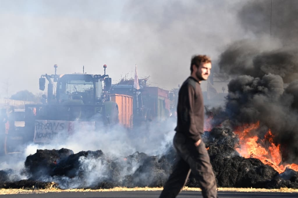Les Jeunes Agriculteurs lèveront leurs barrages d’ici midi et les rétabliront « en début de semaine prochaine »