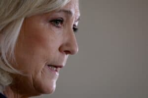 Marine Le Pen prend ses distances avec ses partenaires allemands de l’AfD