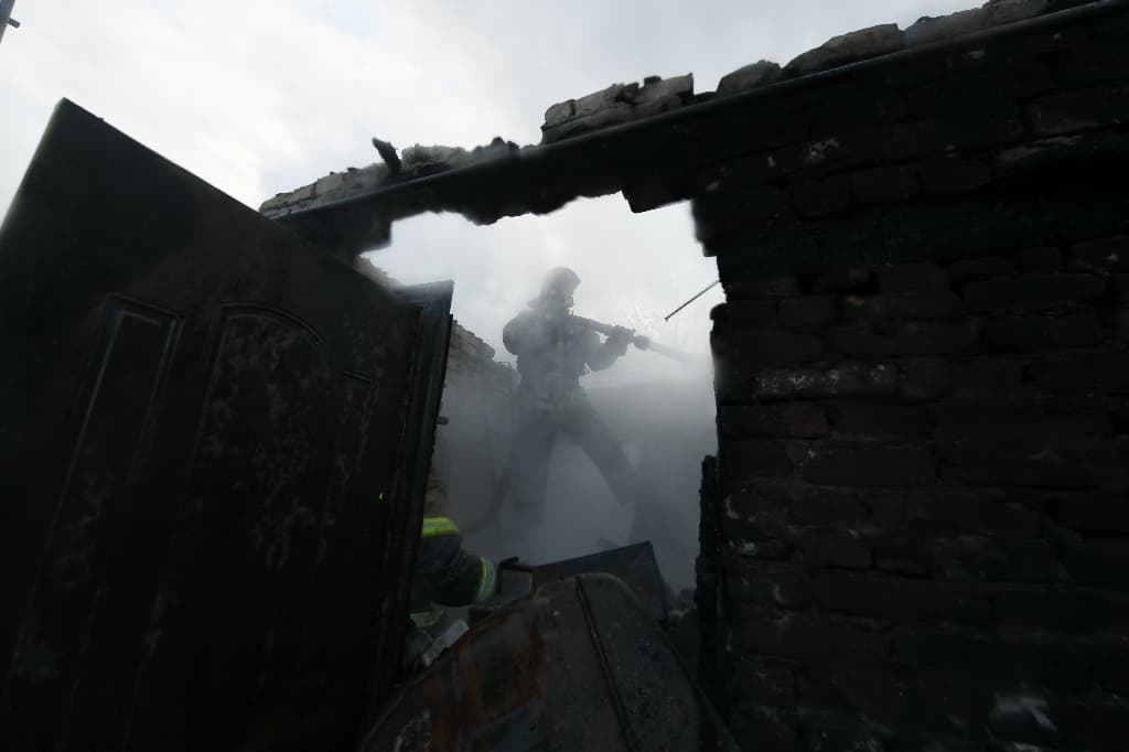 Des attaques nocturnes russes tuent deux civils en Ukraine