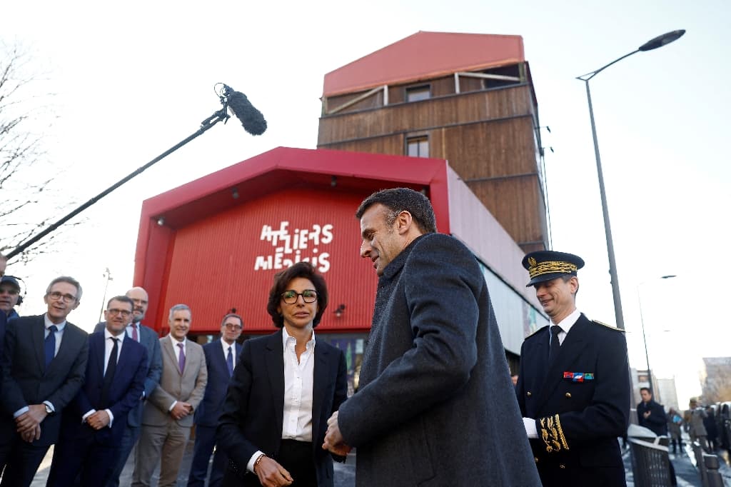 En visite à Clichy-sous-Bois, Macron défend le « symbole » Dati