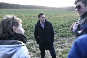 Européennes: face aux agriculteurs, Bellamy cible « les élus macronistes »
