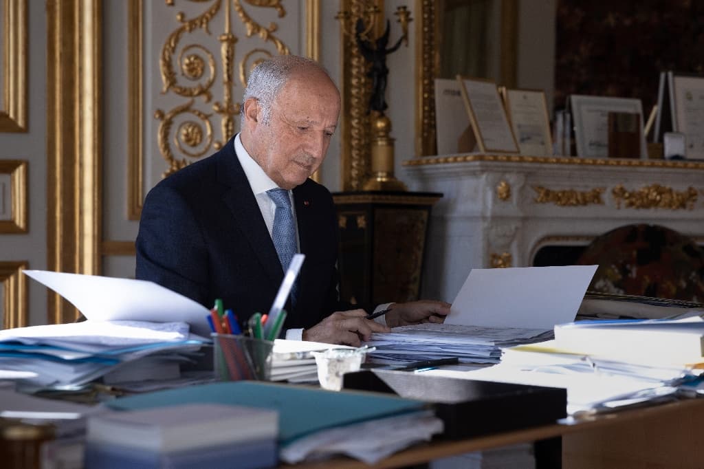 Loi immigration: Laurent Fabius pris en étau « entre droit et politique »