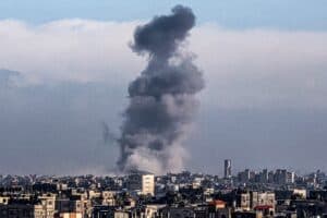 Des dizaines de Palestiniens tués à Gaza, le Hamas étudie une proposition de trêve