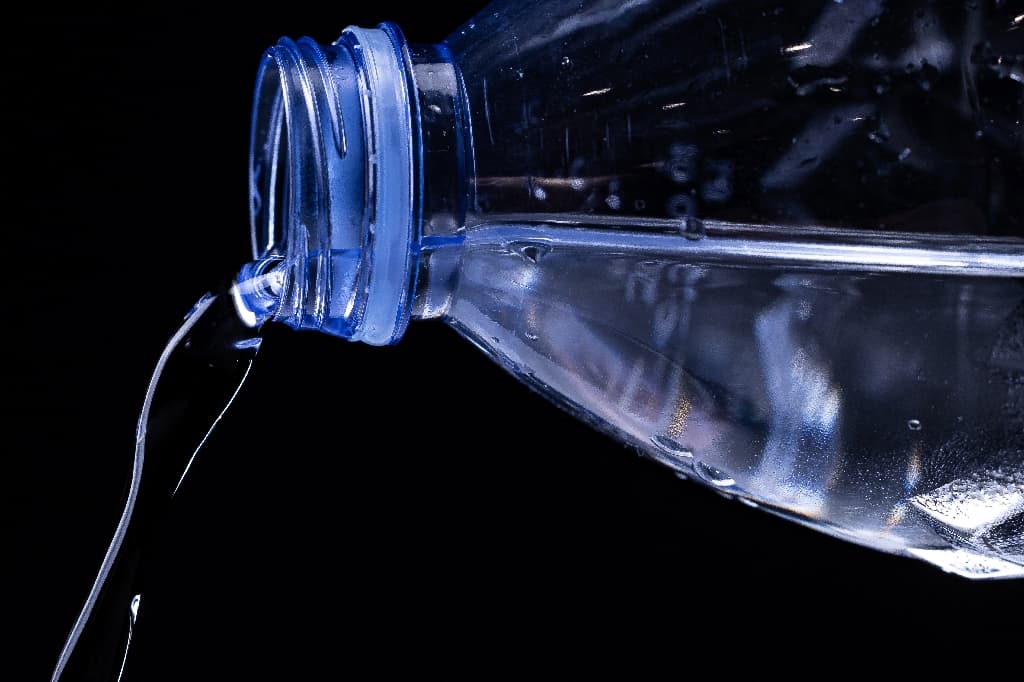 Eaux minérales en bouteilles: de grandes marques dans le viseur pour des purifications interdites
