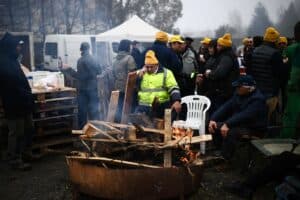 Des agriculteurs promettent un « siège de la capitale », Attal sur le terrain