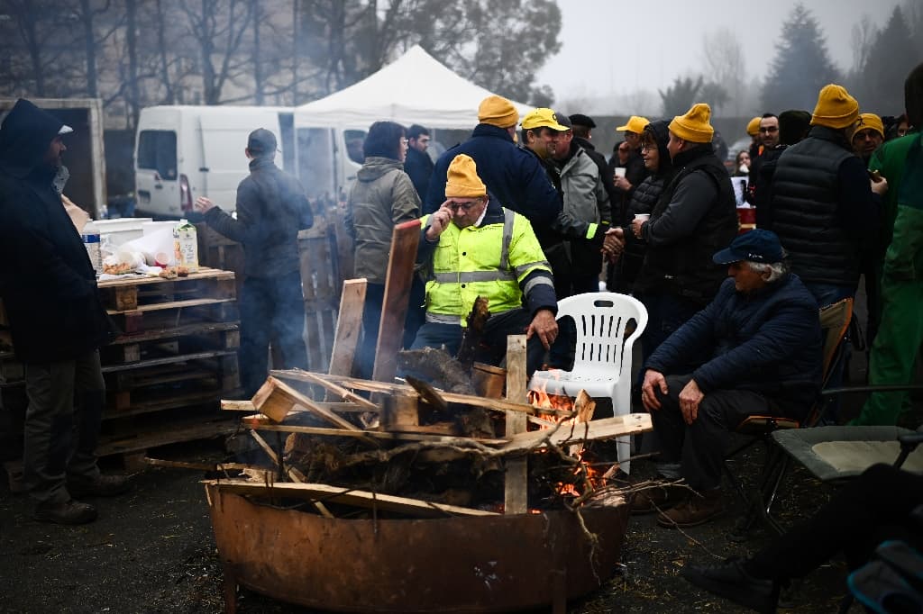 Des agriculteurs promettent un « siège de la capitale », Attal sur le terrain