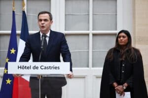 Sorti du gouvernement, Véran veut « aller plus loin » et « affronter l’extrême droite »