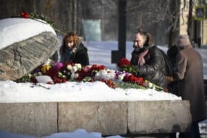A Moscou, des Russes continuent d’honorer la mémoire de Navalny