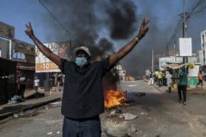 Sénégal: premiers heurts après un report à hauts risques de la présidentielle