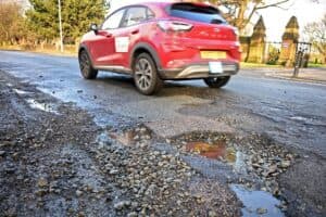 Sur les routes britanniques, le fléau des nids de poule et leur lourd tribut