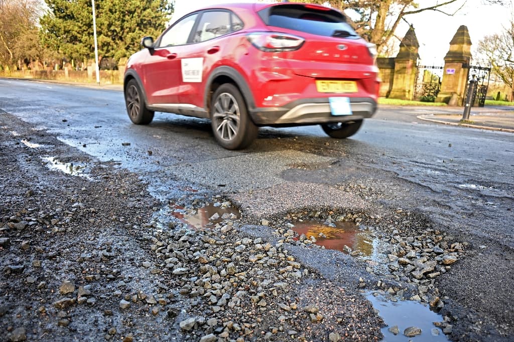 Sur les routes britanniques, le fléau des nids de poule et leur lourd tribut