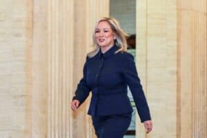 Jour historique en Irlande du Nord: Michelle O’Neill, pro-unification, devient Première ministre