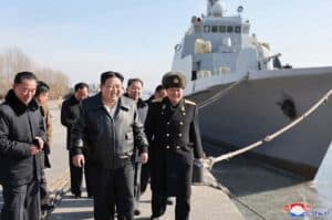 Corée du Nord: Kim inspecte des navires militaires, les préparatifs de guerre s’intensifient