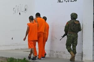Jacuzzi ou discothèque: les vestiges du pouvoir des narcos dans une prison équatorienne